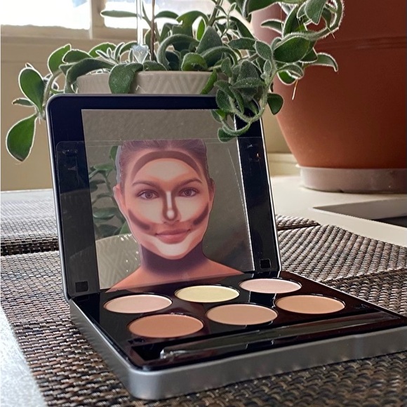 Makeover Essentials contour kit - Picture 5 of 5